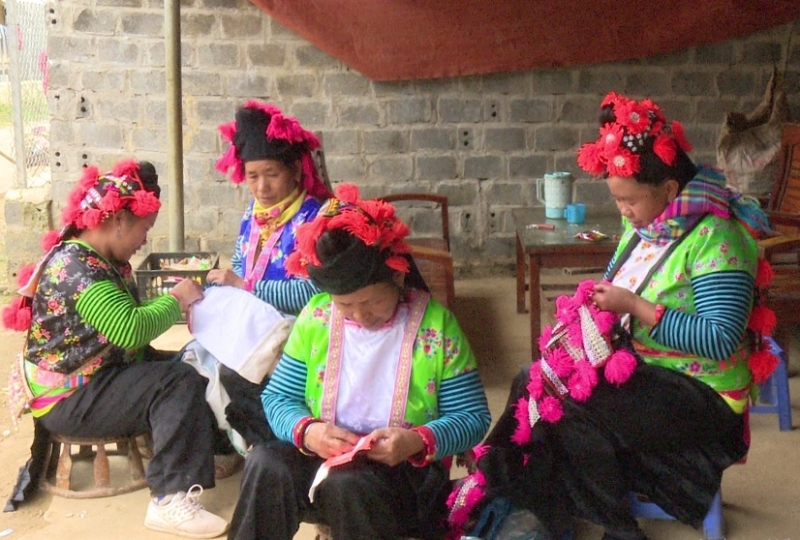 Độc đáo và cầu kỳ bộ trang phục của phụ nữ Mông trắng (24/1/2022)